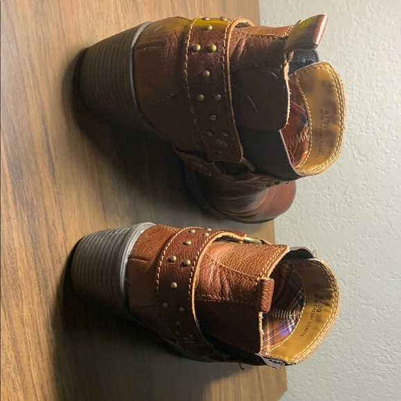 BOC Born Women’s 8 Studded Leather Ankle Boots - Picture 6 of 11